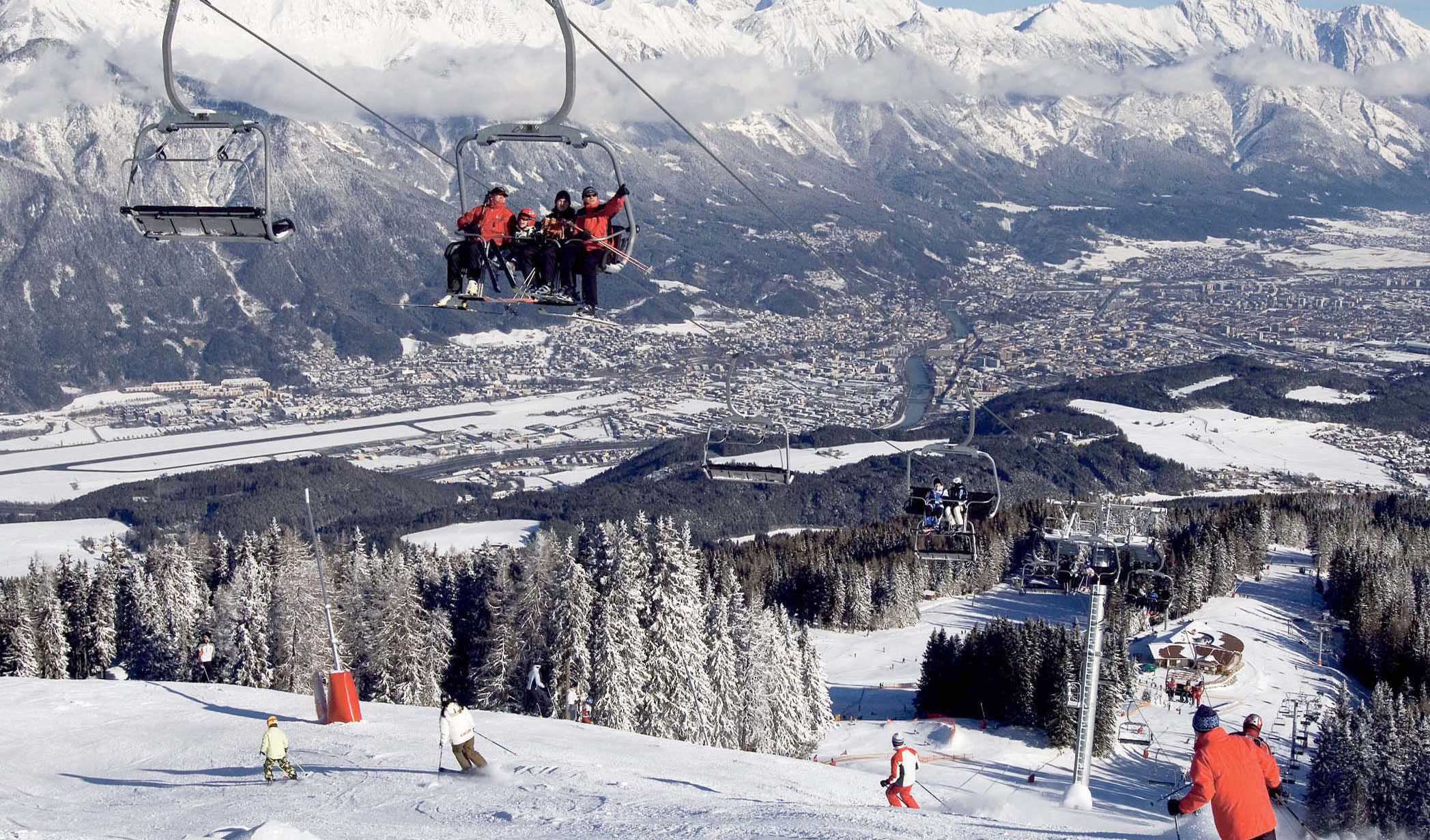Виды горнолыжного курорта. Тироль Австрия горнолыжка. Инсбрук горнолыжный курорт. Инсбрук Австрия горнолыжный курорт. Альпы Тирольские горы Австрия.